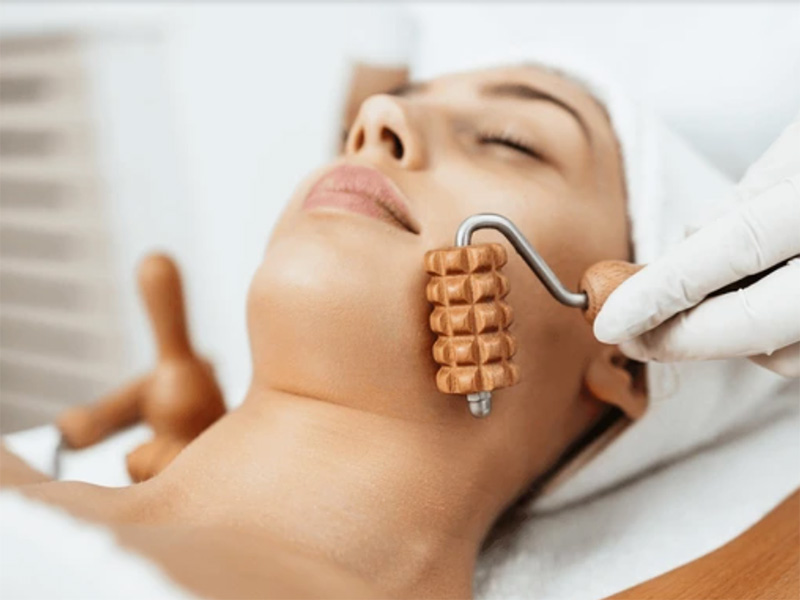 masaža lica drvenim maderoterapijskim valjkom